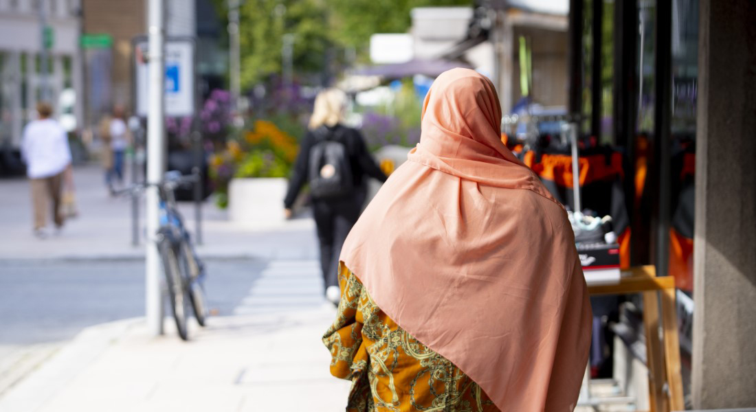 Woman with scarf. Photo: Colourbox